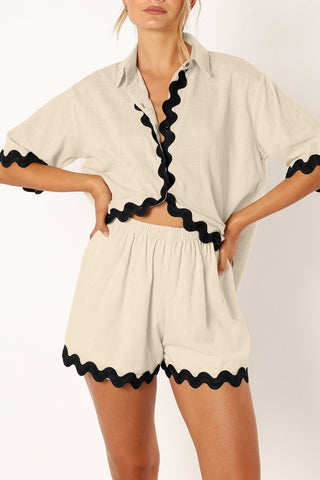 Sonicelife-Contrast Wavy Shirt Two-piece Shorts Set